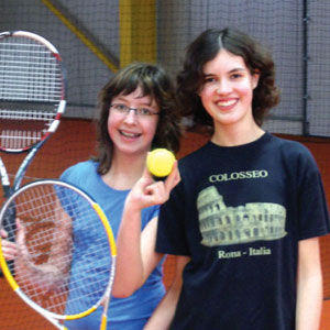 Mädchenpower beim Tennistraining, das sichtlich Spaß macht
